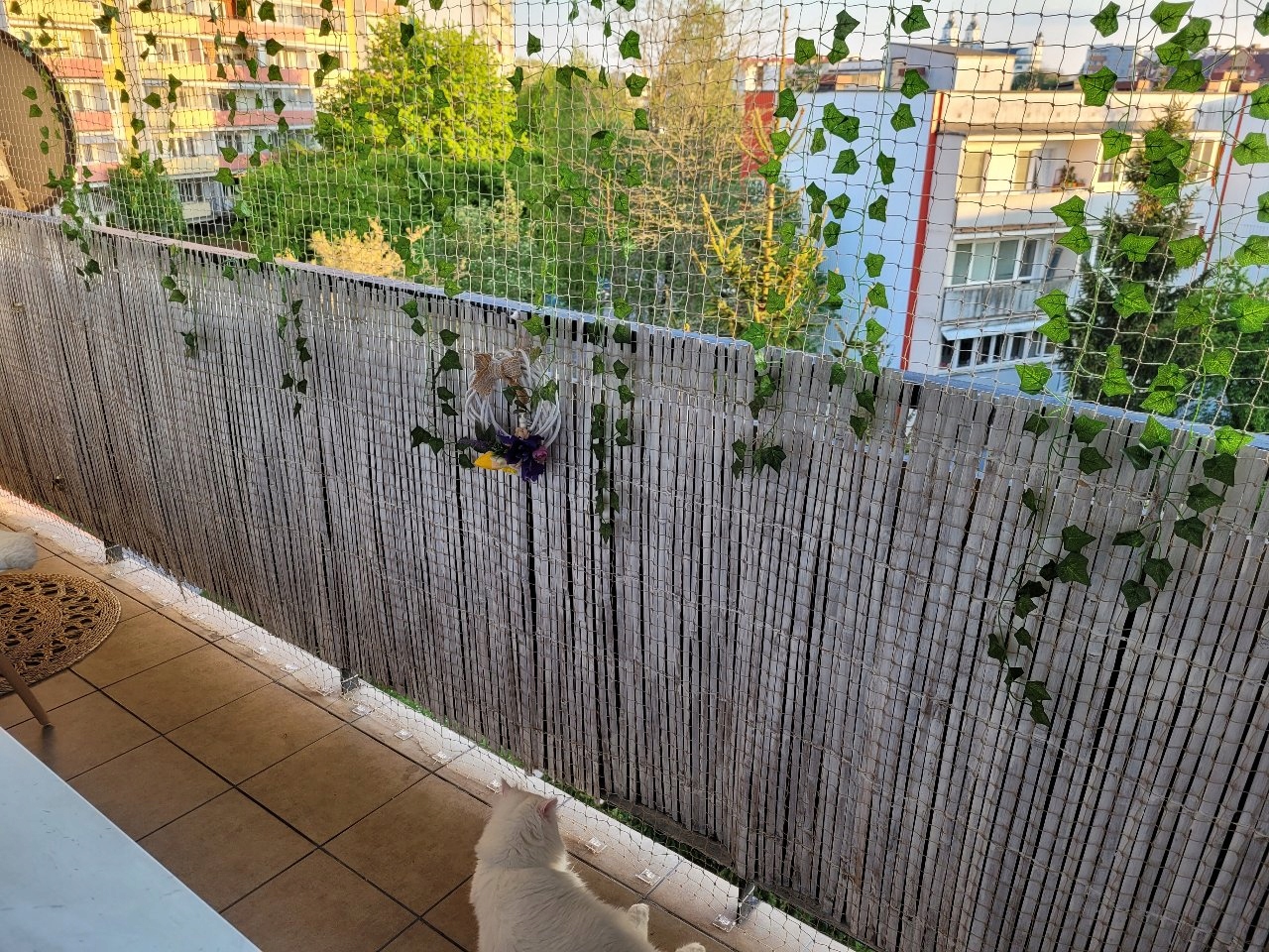 siatka zabezpieczająca z drucikiem na balkon